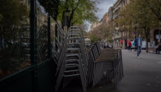 Sillas recogidas de una terraza de un bar cerrado en imagen de archivo (DAVID ZORRAKINO - EUROPA PRESS) 