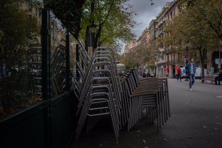 Sillas recogidas de una terraza de un bar cerrado en imagen de archivo (DAVID ZORRAKINO - EUROPA PRESS) 