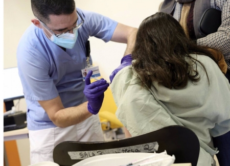 Un trabajador sanitario inyecta la vacuna contra el Covid-19 a un menor (EDUARDO PARRA / EUROPA PRESS) 