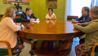 Reunión del equipo de gobierno en el Ayuntamiento de Granada con el defensor de la Ciudadanía, Manuel Martín, en imagen de archivo (AYUNTAMIENTO DE GRANADA)