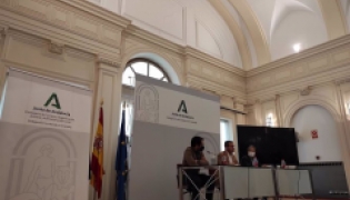 El delegado de Turismo de la Junta en Granada, Gustavo Rodríguez, en el centro en la mesa (EUROPA PRESS) 