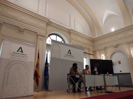 El delegado de Turismo de la Junta en Granada, Gustavo Rodríguez, en el centro en la mesa (EUROPA PRESS) 