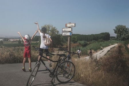 varios visitantes realizan las rutas en las bicicletas (AYTO. FUENTE VAQUEROS) 