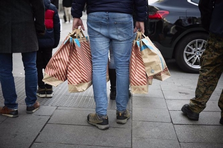 Una persona con bolsas en una calle comercial (JESÚS HELLÍN - EUROPA PRESS) 
