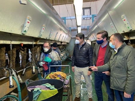 Imagen de la visita a una explotación ganadera (PP) 