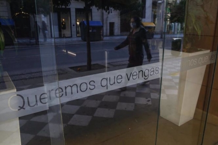 Una mujer pasea con mascarilla por el centro de Granada (ÁLEX CÁMARA - EUROPA PRESS) 