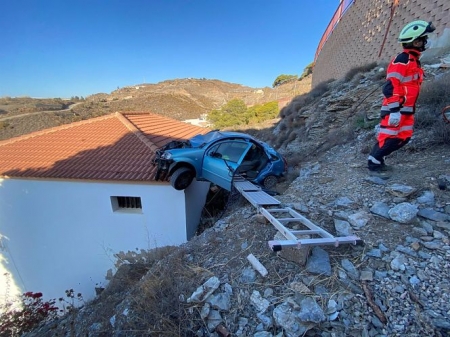 Coche sobre el tejado de una casa tras un accidente en La Rábita (BOMBEROS DE MOTRIL) 