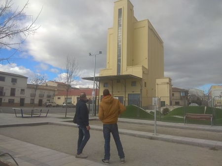 Joaquin Muñoz con el Niño de las Pinturas frente al Silo de Padul (CIUDADANOS)