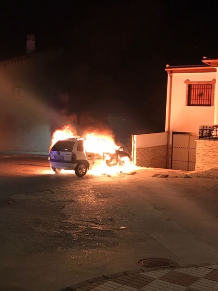Imagen del vehículo en llamas (GUARDIA CIVIL) 