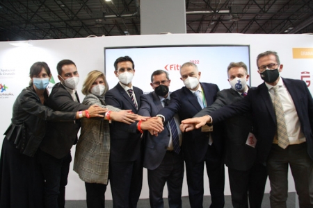 Foto de familia tras la firma del convenio (DIPGRA) 