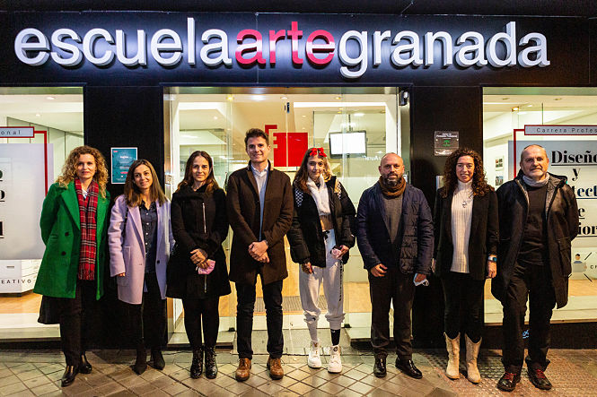 Foto del acuerdo junto con la joven becada, en las instalaciones de Escuela Arte Granada (CLUB MARKETING GRANADA) Foto del acuerdo junto con la joven becada, en las instalaciones de Escuela Arte Granada (CLUB MARKETING GRANADA)