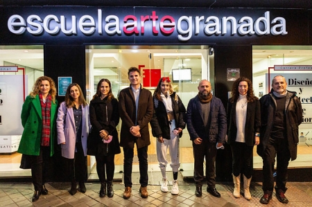 Foto del acuerdo junto con la joven becada, en las instalaciones de Escuela Arte Granada (CLUB MARKETING GRANADA)