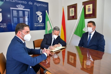 Juan Bravo firma en el libro de honor del Ayuntamiento de Algarinejo (JUNTA) 