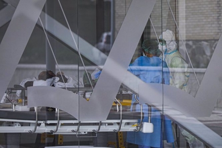 Sanitarios con traje EPI durante el ingreso de un paciente covid-19 en imagen de archivo (MARÍA JOSÉ LÓPEZ / EUROPA PRESS)