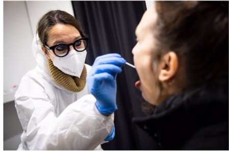 Una sanitaria toma una muestra de coronavirus mediante un test rápido (SINA SCHULDT /DPA) 