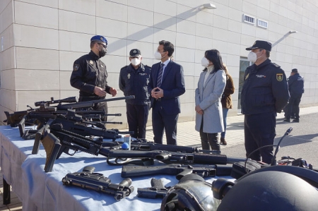 Imagen de la visita a la Jefatura Superior de Policía (JAVIER ALGARRA / AYUNTAMIENTO) 
