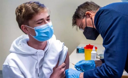 Un sanitario inocula una dosis de la vacuna (JENS BÜTTNER/DPA POOL/DPA)