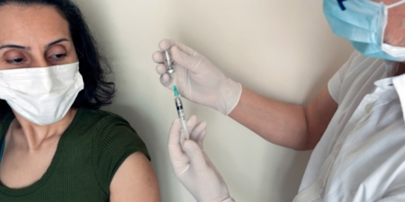 Una sanitaria prepara una dosis de la vacuna (JUNTA)