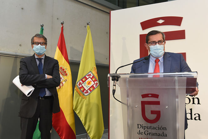 El Presidente de la DIputación, José Entrena junto al Secretario de Estado, Roberto Sánchez (R. MARTÍNEZ / DIPGRA)