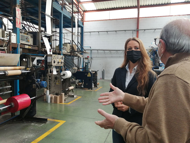 Vrginia Fernández ha visitado la fabrica de Granaplast (JUNTA)