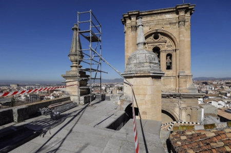 Operarios interviniendo y reparando los pináculos y zonas afectadas de la Catedral de Granada en febrero de 2021, tras los terremotos sucedidos en semanas anteriore - Álex Cámara - Europa Press 