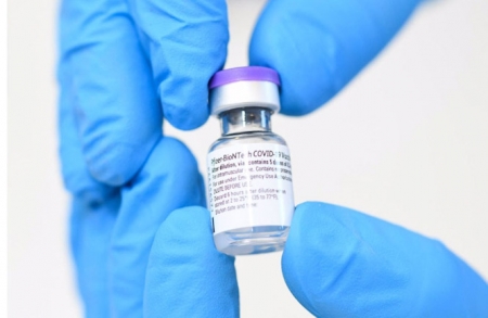 Vial con la vacuna contra el coronavirus desarrollada por Pfizer y BioNTech (TOBIAS HASE /DP) 