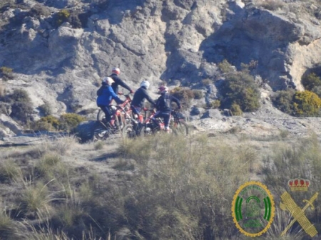 Motoristas en el espacio natural de Sierra Nevada (COMUNIQAR)