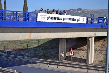 El equipo de gobierno en el Ayuntamiento de Peligros (Granada) junto a la pancarta reivindicativa (AYUNTAMIENTO DE PELIGROS)