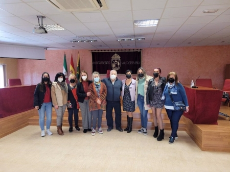 La diputada de Igualdad, Juventud y Administración Electrónica, Mercedes Garzón, en Valderrubio (DIPUTACIÓN DE GRANADA)