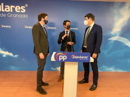 Pedro Navarro junto a Carlos Rojas y Pablo Hispán (PP)