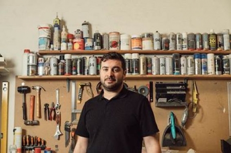 El artista granadino Álvaro Albaladejo (CEREVZAS ALHAMBRA)
