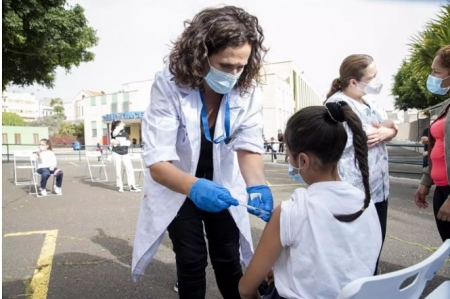 Una niña es vacunada contra el covid-19 (EUROPA PRESS)