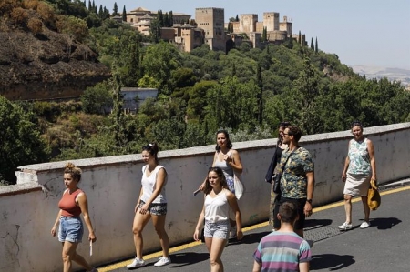 Turistas por las calles de Granada en imagen de archivo (ÁLEX CÁMARA / EUROPA PRESS) 