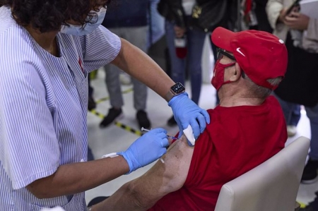 Una sanitaria vacuna a un hombre en una residencia de mayores, en imagen de archivo (JESÚS HELLÍN / EUROPA PRESS)