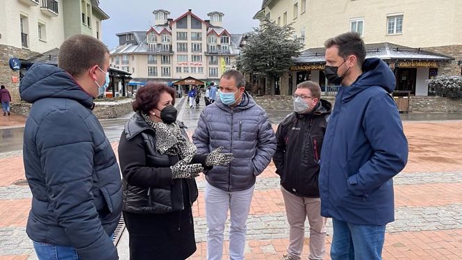 Visita del Grupo Parlamentario Socialista de Granada a Pradollano, en Sierra Nevada, en una imagen reciente (PSOE) Visita del Grupo Parlamentario Socialista de Granada a Pradollano, en Sierra Nevada, en una imagen reciente (PSOE)