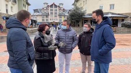 Visita del Grupo Parlamentario Socialista de Granada a Pradollano, en Sierra Nevada, en una imagen reciente (PSOE) 