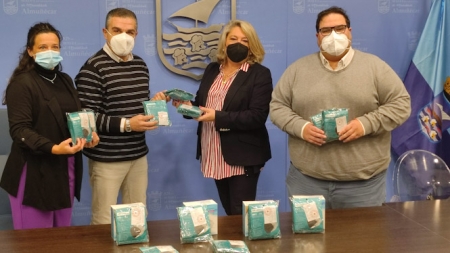 Presentación de las mascarillas (AYTO. ALMUÑÉCAR)