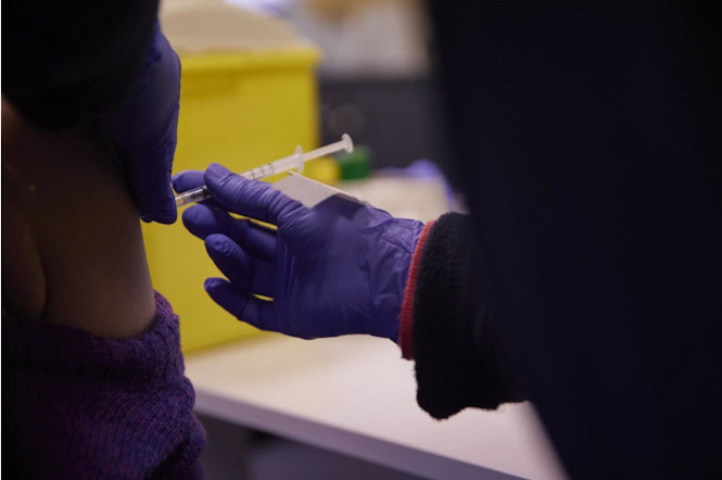 Más de la mitad de la población española ha recibido ya la tercera dosis de la vacuna contra la COVID-19 Detalle de una persona, de entre 18 y 29 años, recibiendo la tercera dosis de la vacuna contra el Covid-19 (JESUS HELLIN / EUROPA PRESS) Más de la mitad de la población española ha recibido ya la tercera dosis de la vacuna contra la COVID-19 Detalle de una persona, de entre 18 y 29 años, recibiendo la tercera dosis de la vacuna contra el Covid-19 (JESUS HELLIN / EUROPA PRESS)