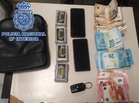 Imagen de los efectos intervenidos (POLICÍA NACIONAL) 