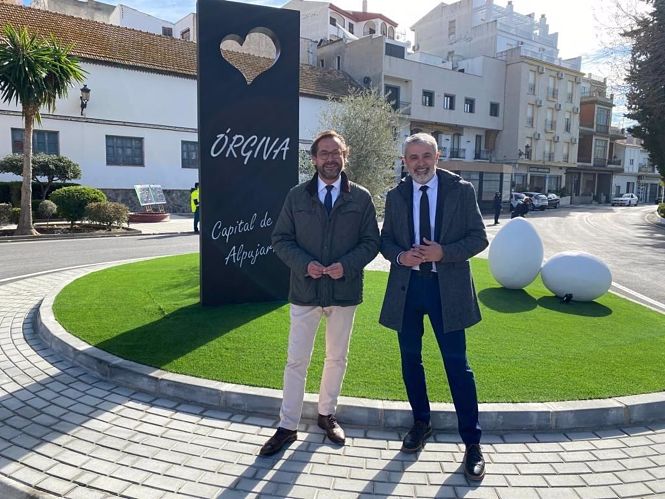El delegado de Fomento, Infraestructuras y Ordenación del Territorio de la Junta en Granada, Antonio Granados, y el alcalde de Órgiva, Raúl Orellana, junto a la nueva glorieta (JUNTA DE ANDALUCÍA) El delegado de Fomento, Infraestructuras y Ordenación del Territorio de la Junta en Granada, Antonio Granados, y el alcalde de Órgiva, Raúl Orellana, junto a la nueva glorieta (JUNTA DE ANDALUCÍA)
