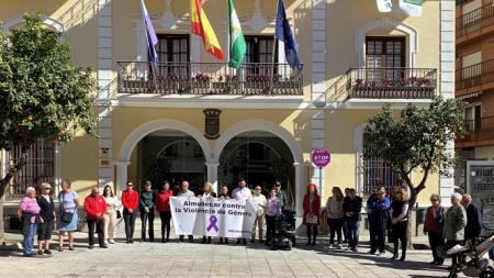 Cinco minutos de silencio por las víctimas de la violencia de género (AYTO. ALMUÑÉCAR / ARCHIVO)