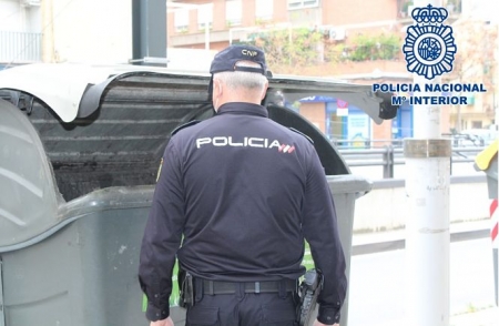 Agente inspeccionando un contenedor (POLICIA NACIONAL)