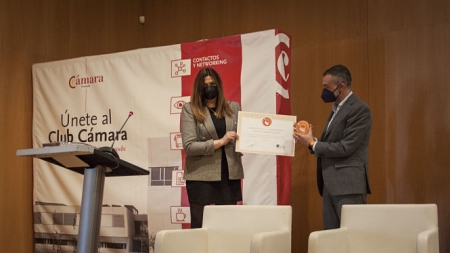 La secretaria general de Cámara Granada, Isabel Contreras, recibe el Certificado de manos del presidente de la Fundación, Julio Agredano (CÁMARA GRANADA)