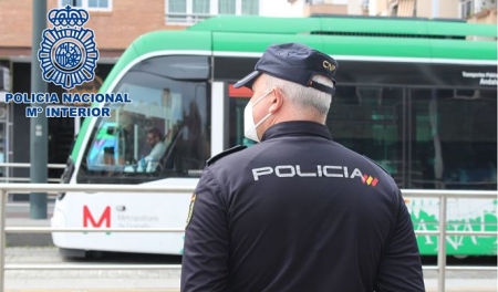 Policia Nacional vigilando el metro (POLICÍA NACIONAL)
