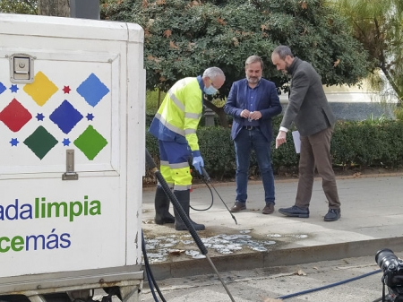 Imagen de la limpieza de la vía pública (JAVIER ALGARRA / AYUNTAMIENTO)