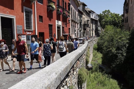 Turistas con y sin mascarillas por las calles de Granada (ÁLEX CÁMARA - EUROPA PRESS) 
