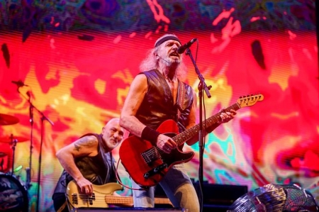 El guitarrista Armando de Castro (d) y el bajo José Luis Morán durante el último concierto de la carrera musical de Barón Rojo (RICARDO RUBIO - EUROPA PRESS) 