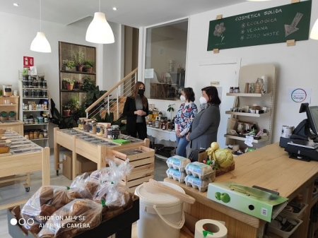 La delegada de Transformación Económica, Virginia Fernández, durante la visita a un establecimiento comercial (JUNTA)