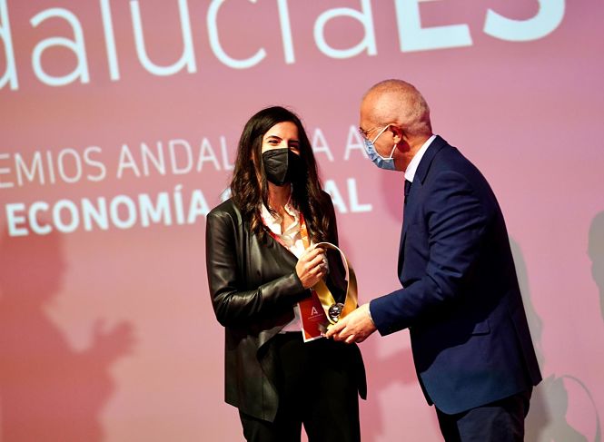 El viceconsejero de Empleo, Miguel Ángel García, entrega el galardón a Débora Rubio, de Createc 4 (JUNTA)