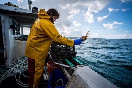 Imagen de archivo de un pescador británico tras el Brexit, uno de los temas que se abordará en el simposio (BEN BIRCHALL /PA WIRE /DPA) 